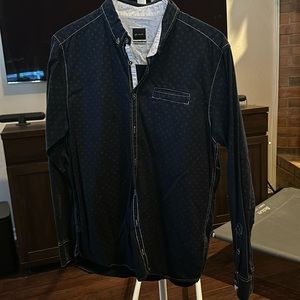 Men’s causal / dress shirt button down